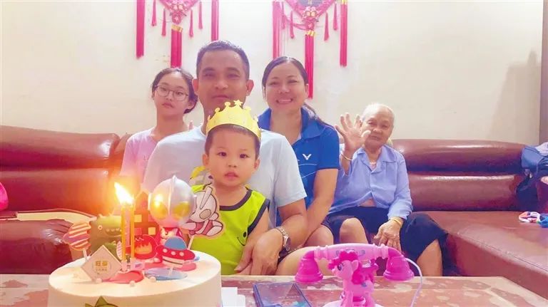 三亞市“文明家庭”符秀娟、吳傳民一家:交通運輸夫妻檔 文明家庭傳新風